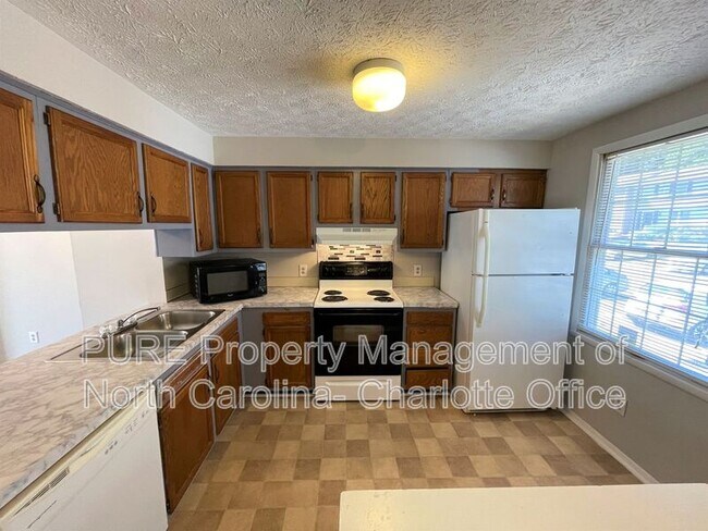 Building Photo - 9445 Lexington Cir
