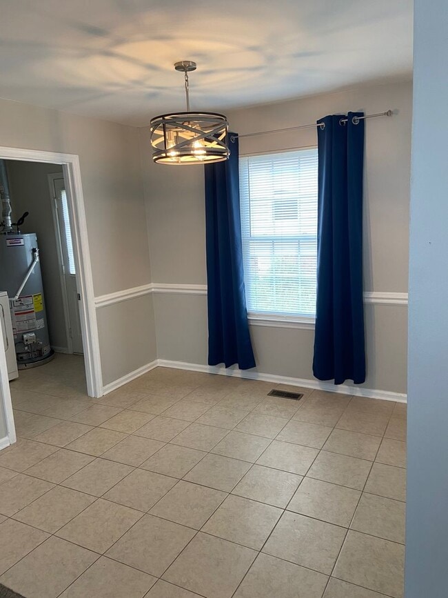 Building Photo - Charming 3 bedroom, 2 bath home in the heart of Dickson!!