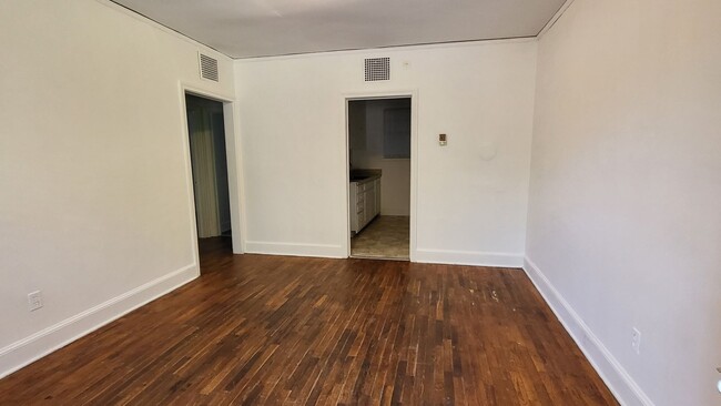 Building Photo - Two Bedroom Apt For Rent in Sumter SC! Two...