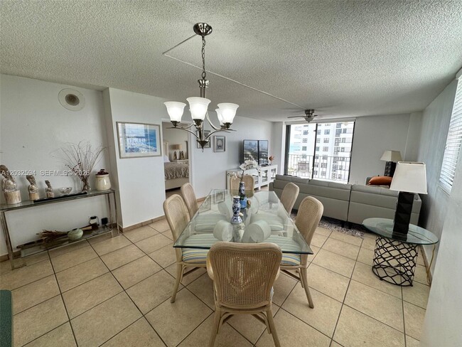 Building Photo - 2625 Collins Ave