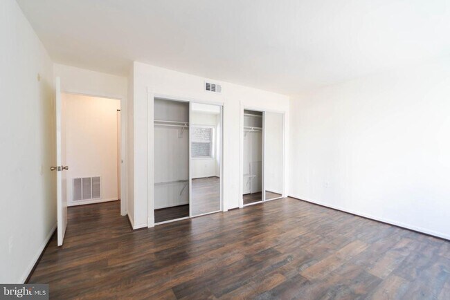 Building Photo - 37 Canterbury Square