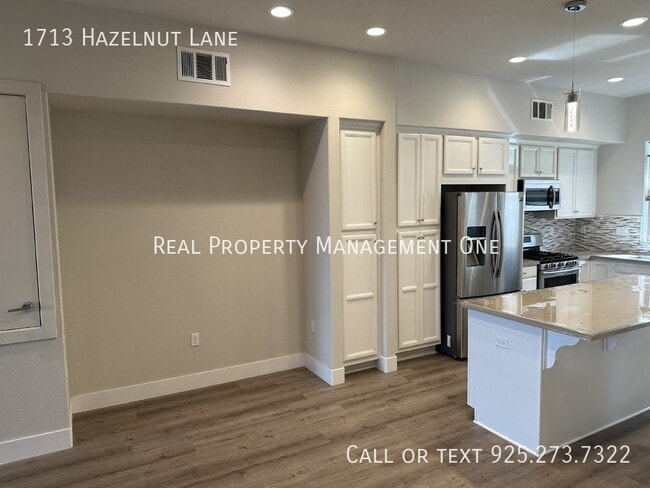 Building Photo - 1713 Hazelnut Ln