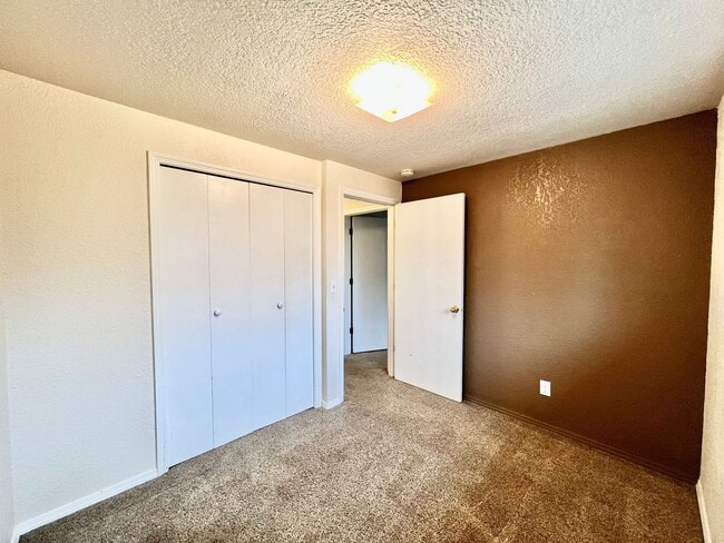 Building Photo - 2816 NE Lapoint Ct