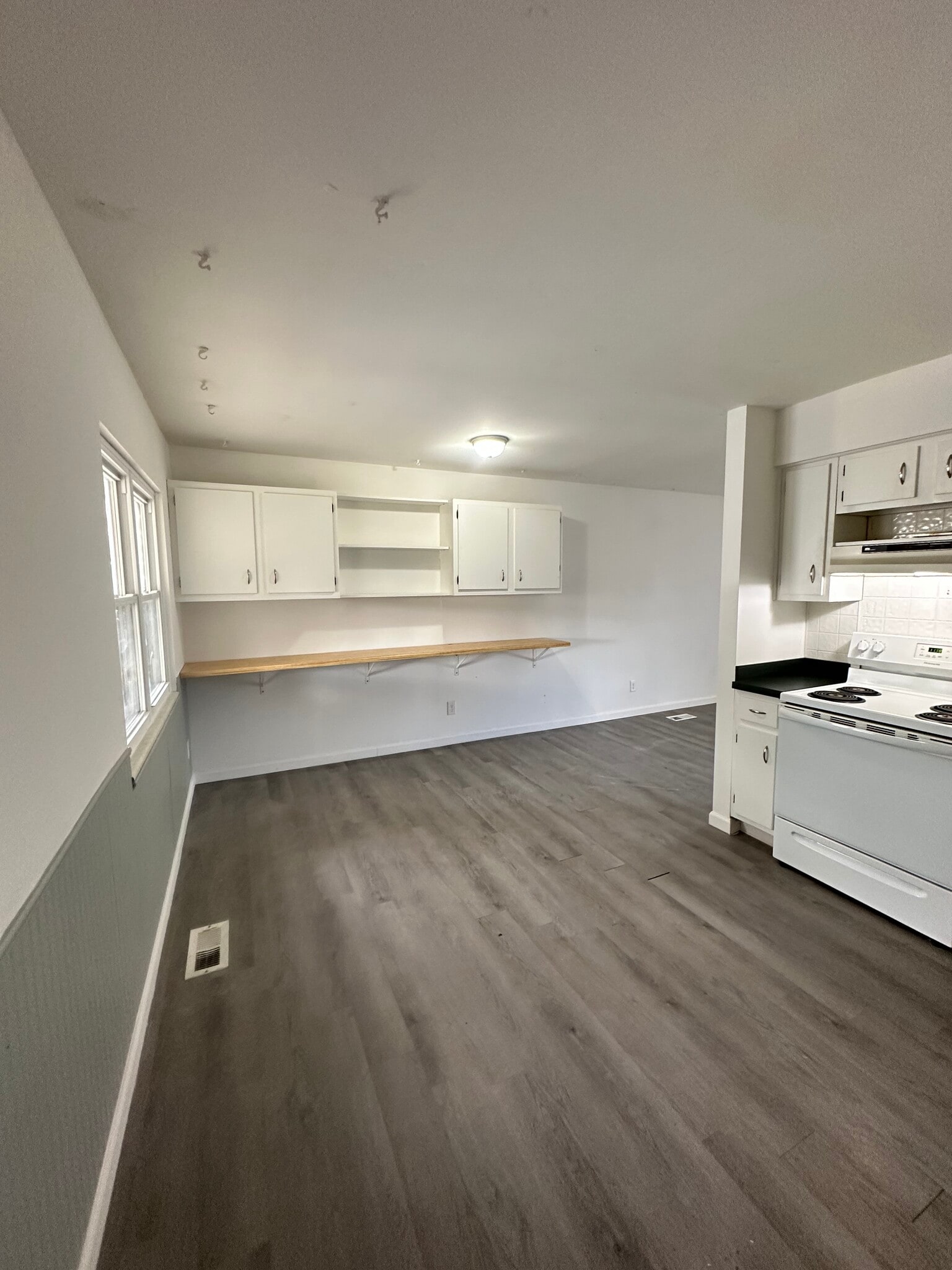 Dining - 991 Deerfield Ct