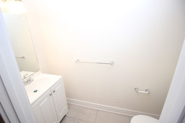 Building Photo - Lafayette Hill - 4 Bedroom 2.5 Bath Twin - HW - Granite - Great Location