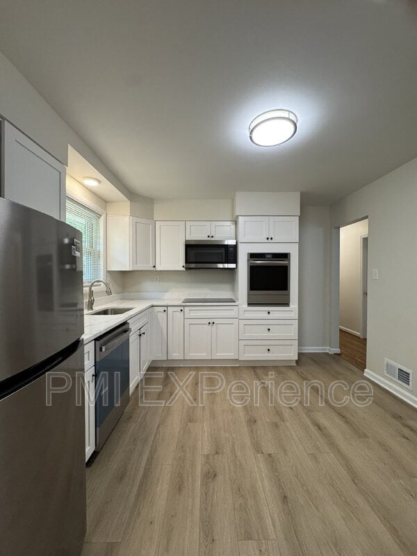 Building Photo - 6405 Roberts Dr