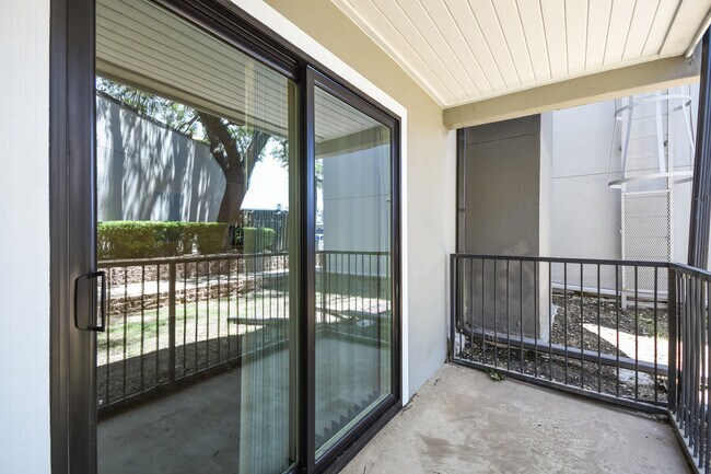 Building Photo - 935 La Posada Dr