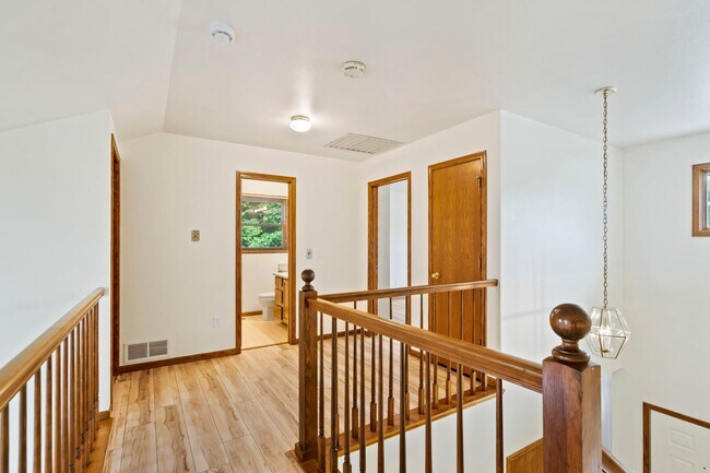 Building Photo - Spacious Home in a Great Location!
