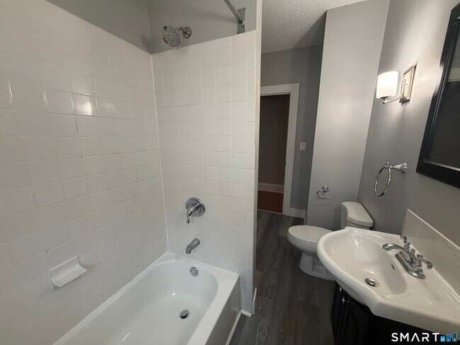 Building Photo - 800 Farmington Ave