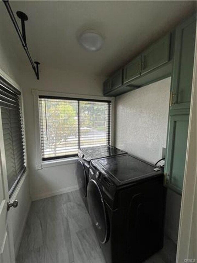 Building Photo - Charming Home