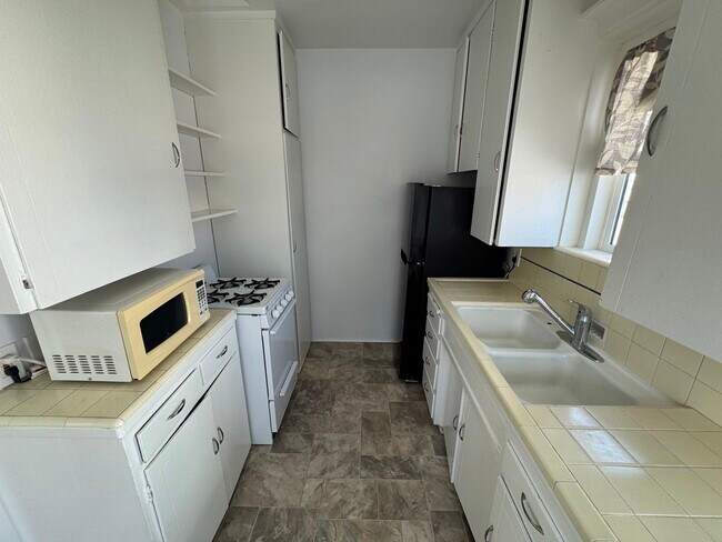 Building Photo - 9217 Alcott St