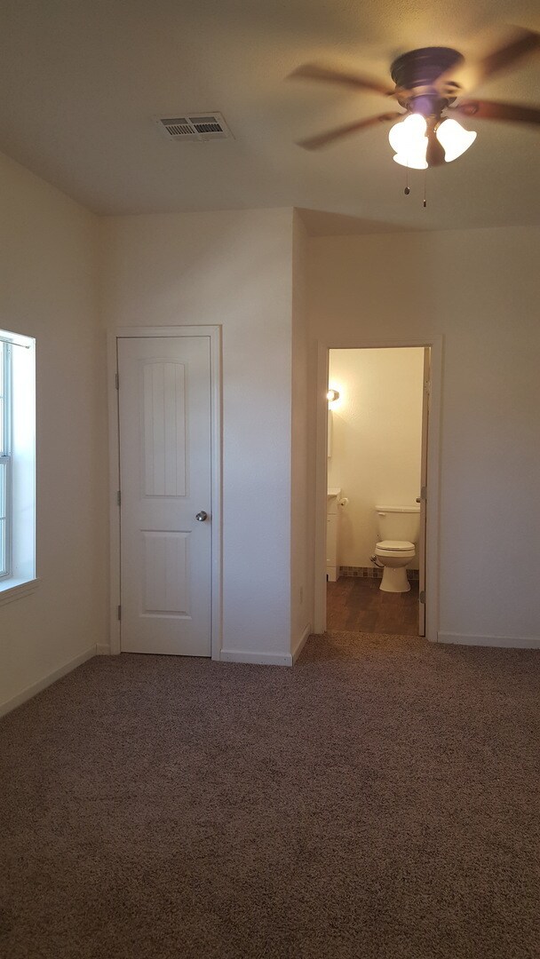 Building Photo - 908 E Main St