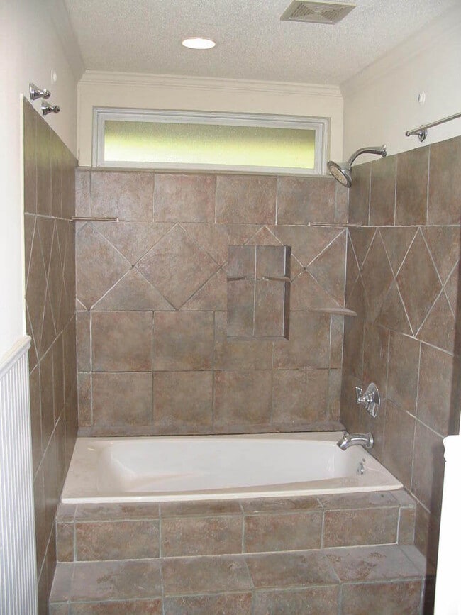 Building Photo - 4BR 2 BA House around the corner from Wilson Park!