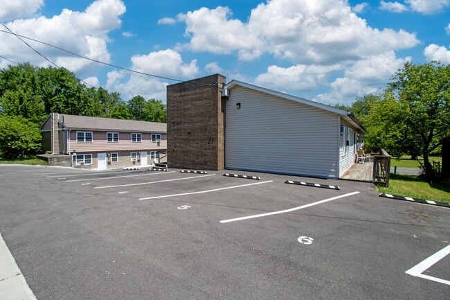 Building Photo - Two Bedroom Apartment