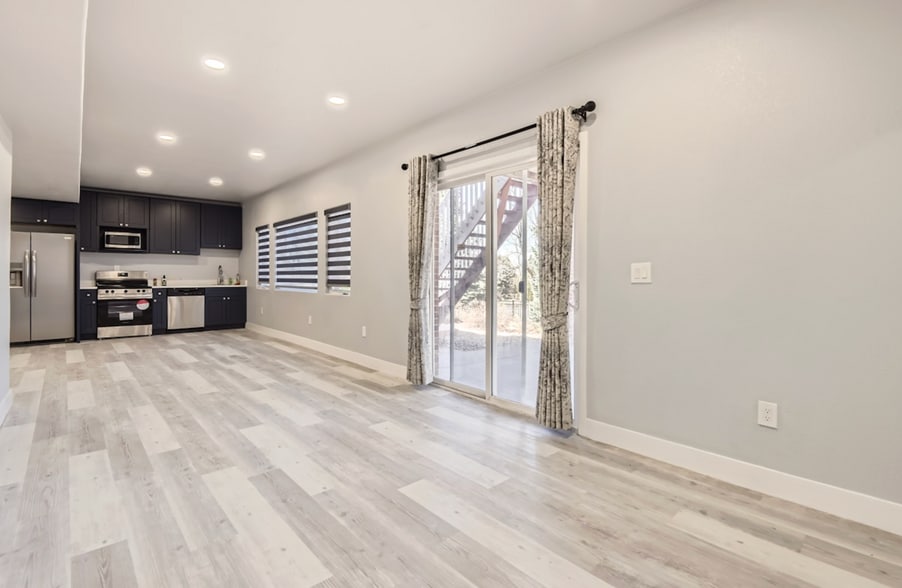 Building Photo - 15721 E Lake Cir