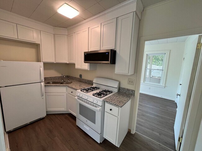 Building Photo - Spacious one bedroom 2nd floor apartment - Completely Remodeled!