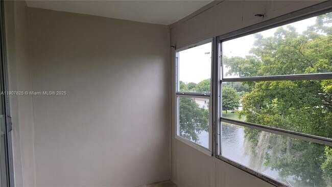 Building Photo - 4731 NW 10th Ct