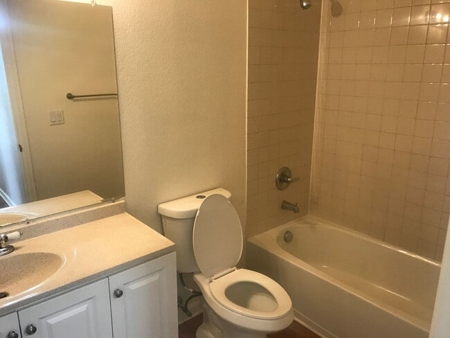 Building Photo - Fantastic 2nd floor condo - 2 bedroom, 2 bath, 1 car garage!