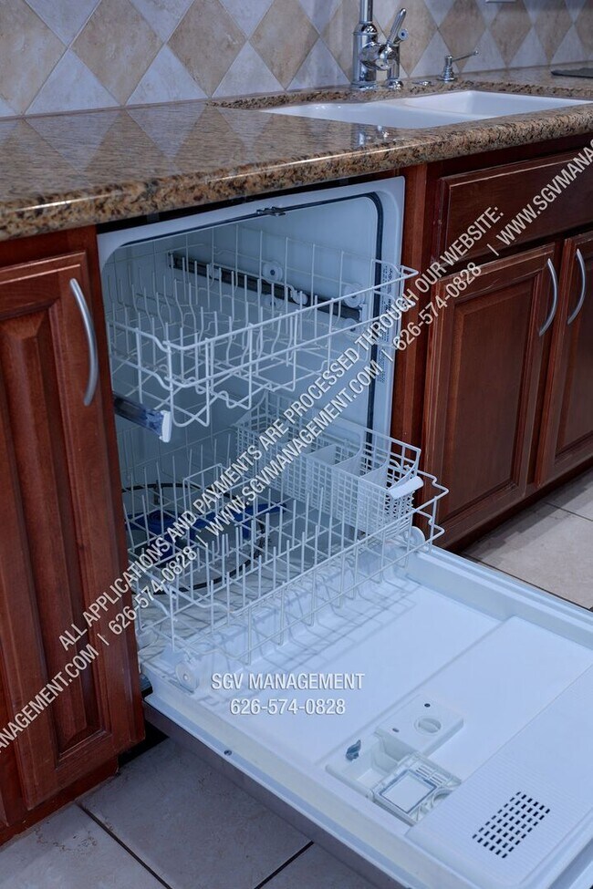 Building Photo - Condo with Pool, Washer & Dryer, Hardwood ...