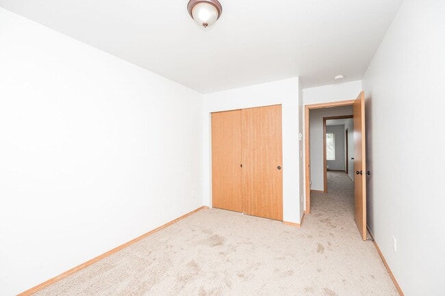 Building Photo - 3 Bedroom 2.5 Bath with fenced yard