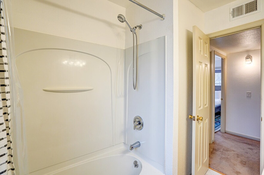 Building Photo - 5123 University Ave