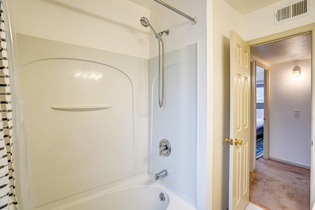 Building Photo - 5123 University Ave