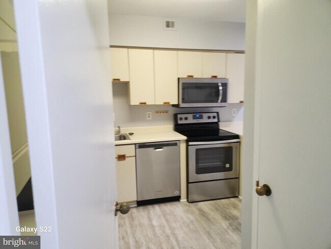 Building Photo - 1805 Crystal Dr