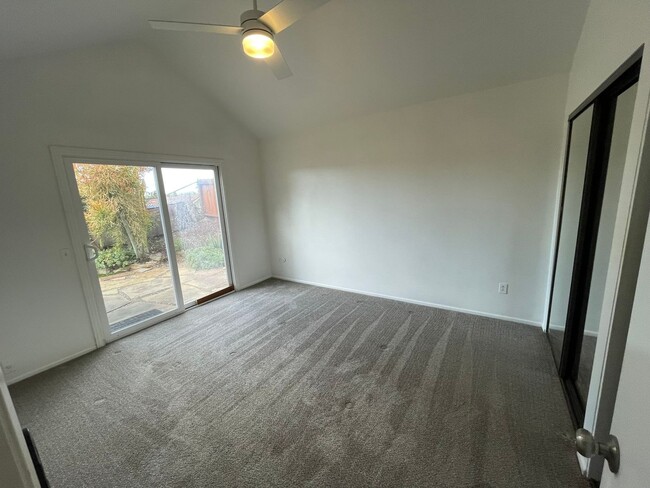 Building Photo - 2 bed 2 bath single family residence. AVAILABLE 5/16
