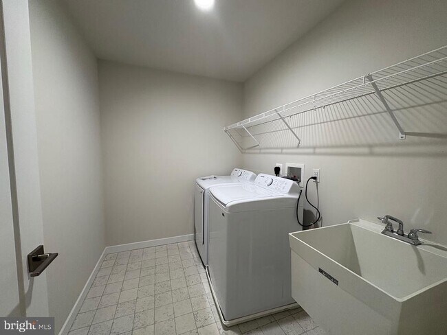 Building Photo - 208 Segel Dr