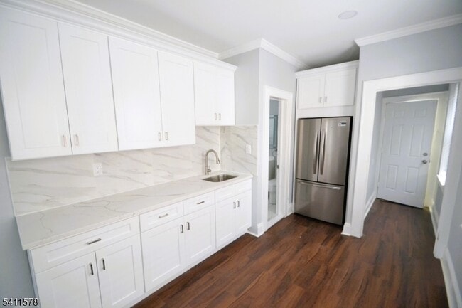 Building Photo - 56 Hobart Pl