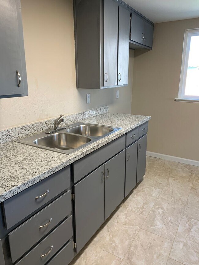 Prime location! 3 bed 2 bath house for ren... 1717 Hickory Ave