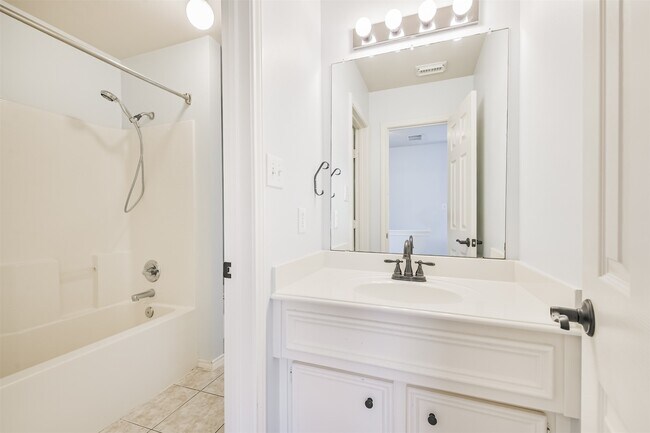 Building Photo - 738 Redwing Pl Dr