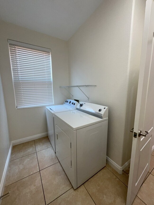 Building Photo - 533 Blanche Ct