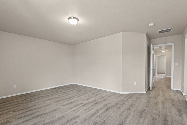 Building Photo - Updated 3-Bedroom Townhome with Private Ya...