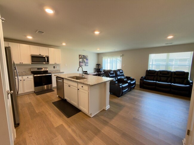 Building Photo - 61 New England Dr