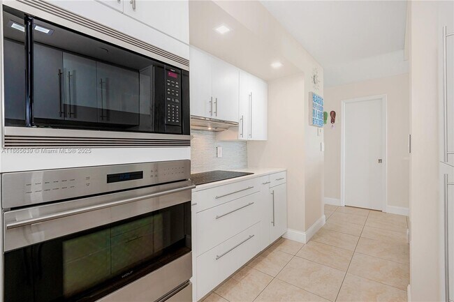 Building Photo - 6917 Collins Ave