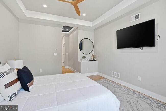 Building Photo - 1514 S Bambrey St