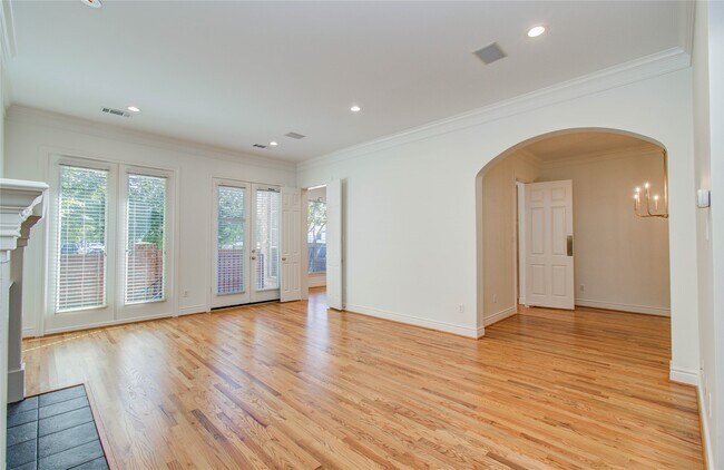 Building Photo - 1931 Woodbury St