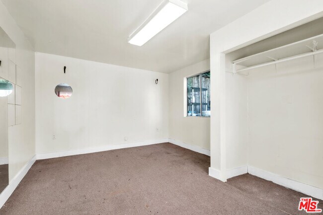 Building Photo - 419 N Van Ness Ave