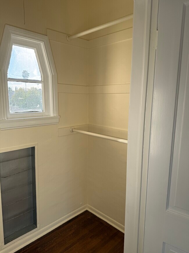 Building Photo - 5906 San Vicente Blvd