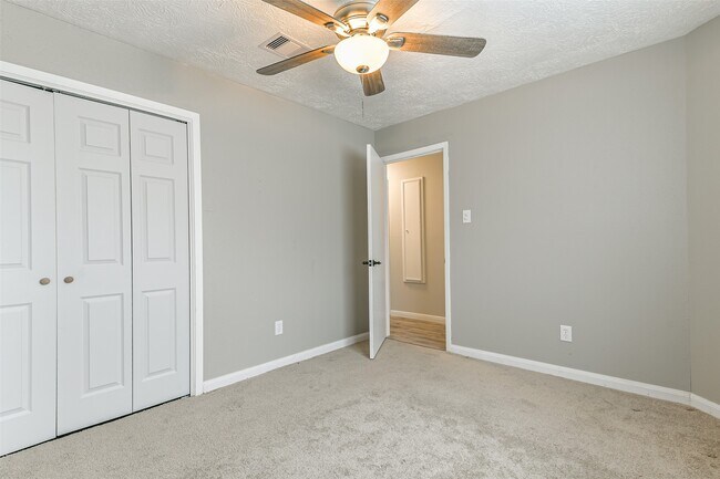 Building Photo - 207 Woodvale Dr