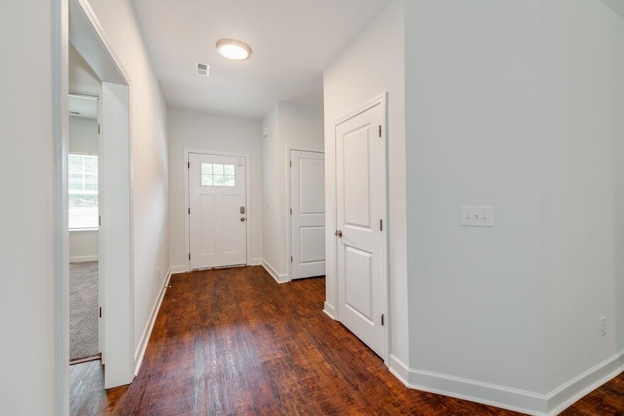 Building Photo - 922 W Davidson Ave