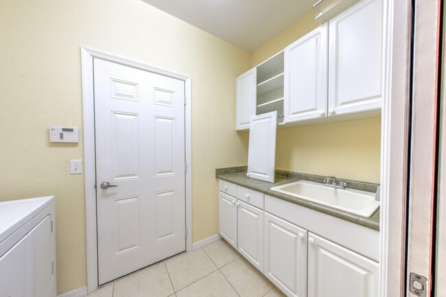 Building Photo - 1868 S Dovetail Dr