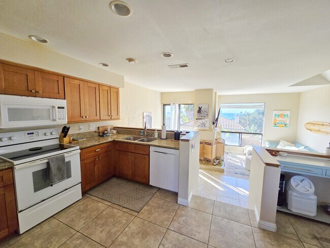 Building Photo - 2070 Oxford Ave