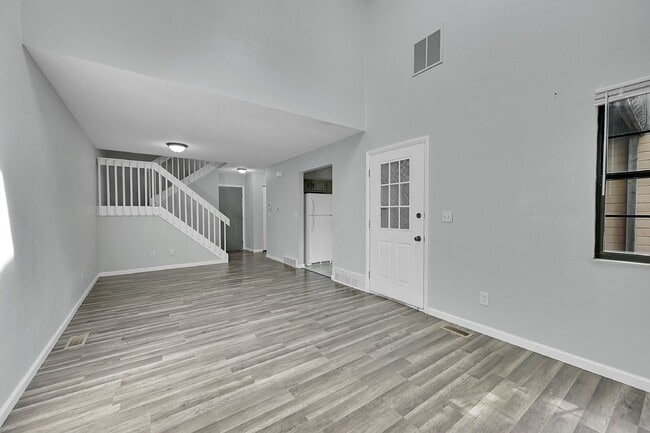Building Photo - 3 Bed/1.5 Bath - Townhome in Colorado Spri...