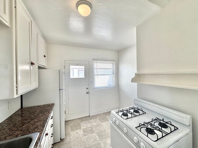 Building Photo - 4826-4832 Del Mar Avenue