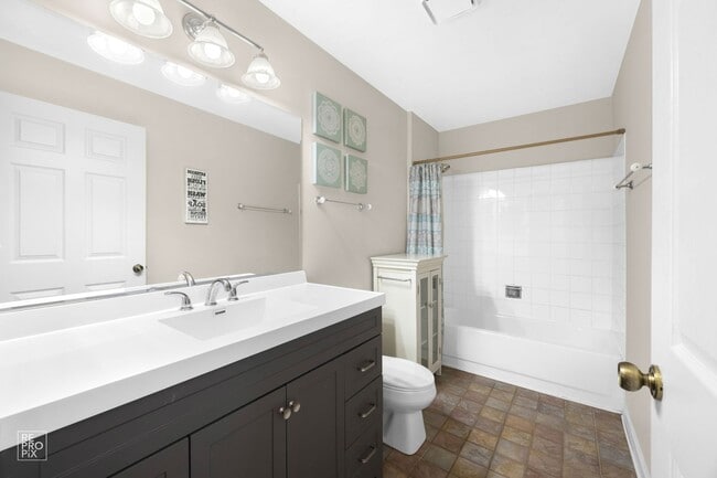 Building Photo - Schaumburg Two Bedroom  First Floor Condo ...