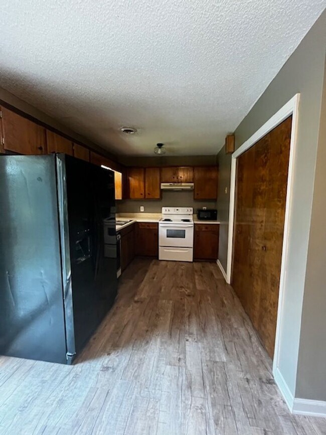 Building Photo - 3 Bedroom 2 Bath house