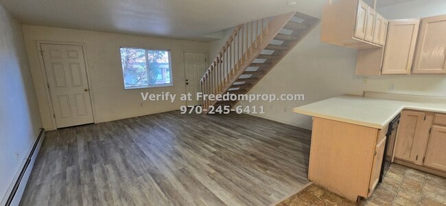 Building Photo - Near CMU 2 Bedroom 1.5 Bath Townhouse