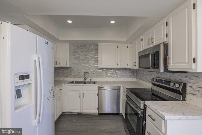 Building Photo - 13 Donn Ct